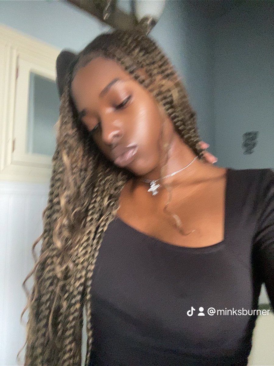 sominkscoded's tweet image. i close my eyes because youll fall in a trance as soon as they open 🧘🏾‍♀️