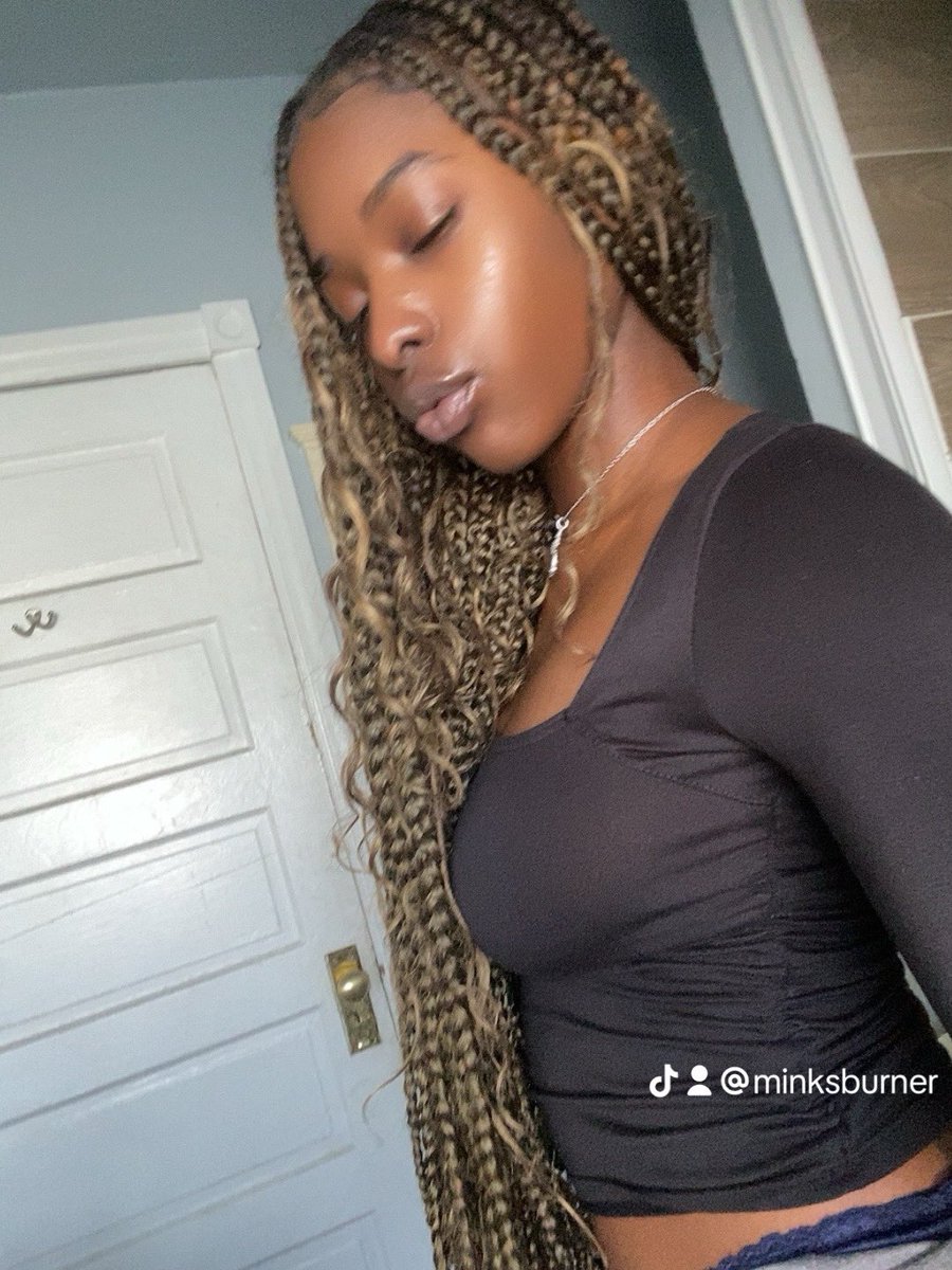 sominkscoded's tweet image. i close my eyes because youll fall in a trance as soon as they open 🧘🏾‍♀️