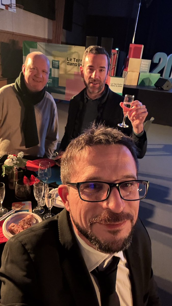 RenaudHee's tweet photo. Présence des élus des fédérations du @RNational77 et du @RN_VALDOISE aux vœux de la #CARPF https://t.co/US9SrhpDjK