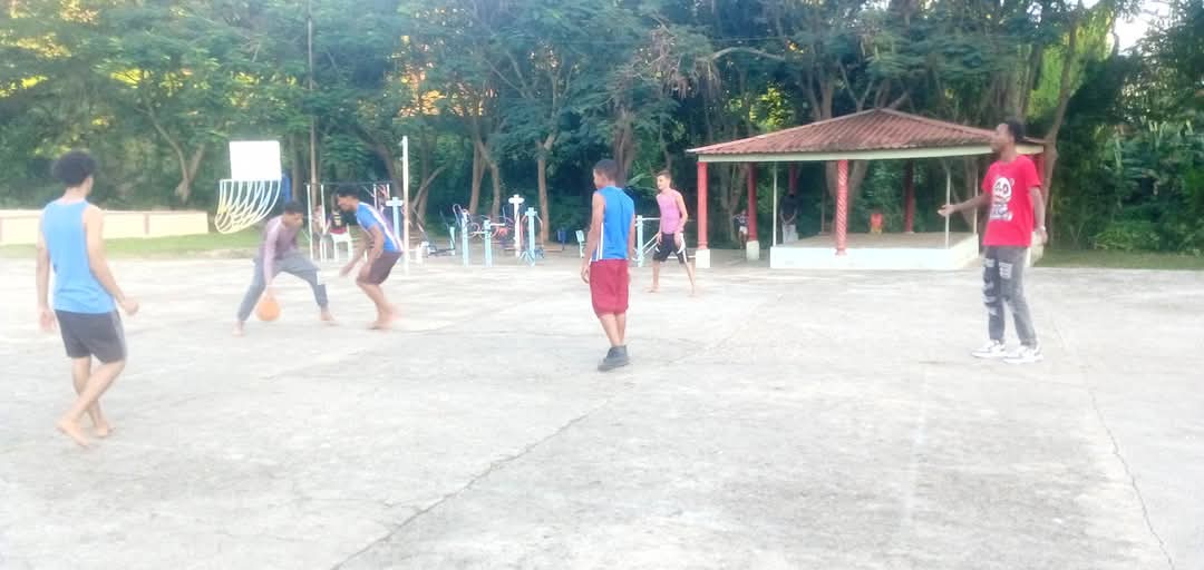 🇨🇺 Continúan nuestros educandos protagonizando el Campeonato de Baloncesto 🏀 Callejero 3vs3 del Proyecto Toma Deportiva "Siempre Joven" desde el combinado deportivo #ErnestoGuevara de la Serna.
#TercerFrente #SantiagoDeCuba