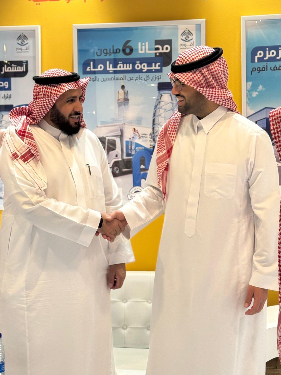 waqf_aqwom's tweet photo. جانب  من زيارة صاحب السمو الملكي الأمير عبدالله بن فيصل بن خالد بن ناصر آل سعود -حفظه الله لجناح مؤسسة وقف أقوم الوقفية ضمن #مؤتمر_ومعرض_الحج ؛ حيث اطلع على منجزات الوقف ومبادراته النوعية في خدمة ضيوف الرحمن وإثراء تجربتهم في رحلة النسك
 #الطريق_إلى_النسك 
#مؤتمر_ومعرض_الحج https://t.co/QTvdoJSbDX