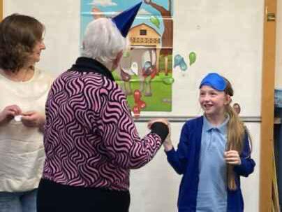 BFMotherwell's tweet photo. We recently ran an intergenerational project over 4 weeks at @KnowetopS , where we looked at what it was like growing up in the 1950s in Motherwell and school life back then. The kids really loved hearing Nancy’s stories &amp; enjoyed the experience 🤩 #intergenerational #schooldays https://t.co/DC8LFB2uH0
