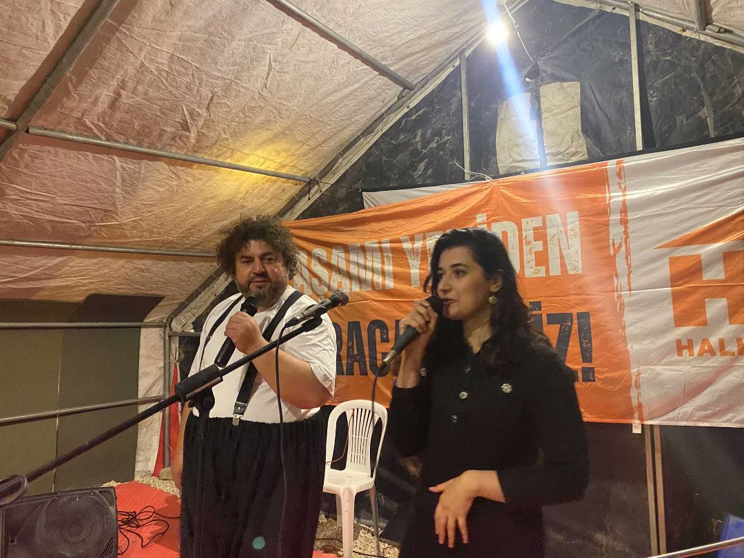 Aşağıokçular Yaşam Merkezi'nde Hatay Halkevleri'nin organize ettiği #rasisseni etkinliğinde; Kaldırım Müzik Topluluğu, Farfur ve yerel sanatçılar sahne aldı.
Mahalle mahalle gezip anadilimizi ve kültürümüzü yaşatmaya devam edeceğiz ✌🏼
Byinsa Lseno Byinsa Tariho Byinsa Aslo
#defne