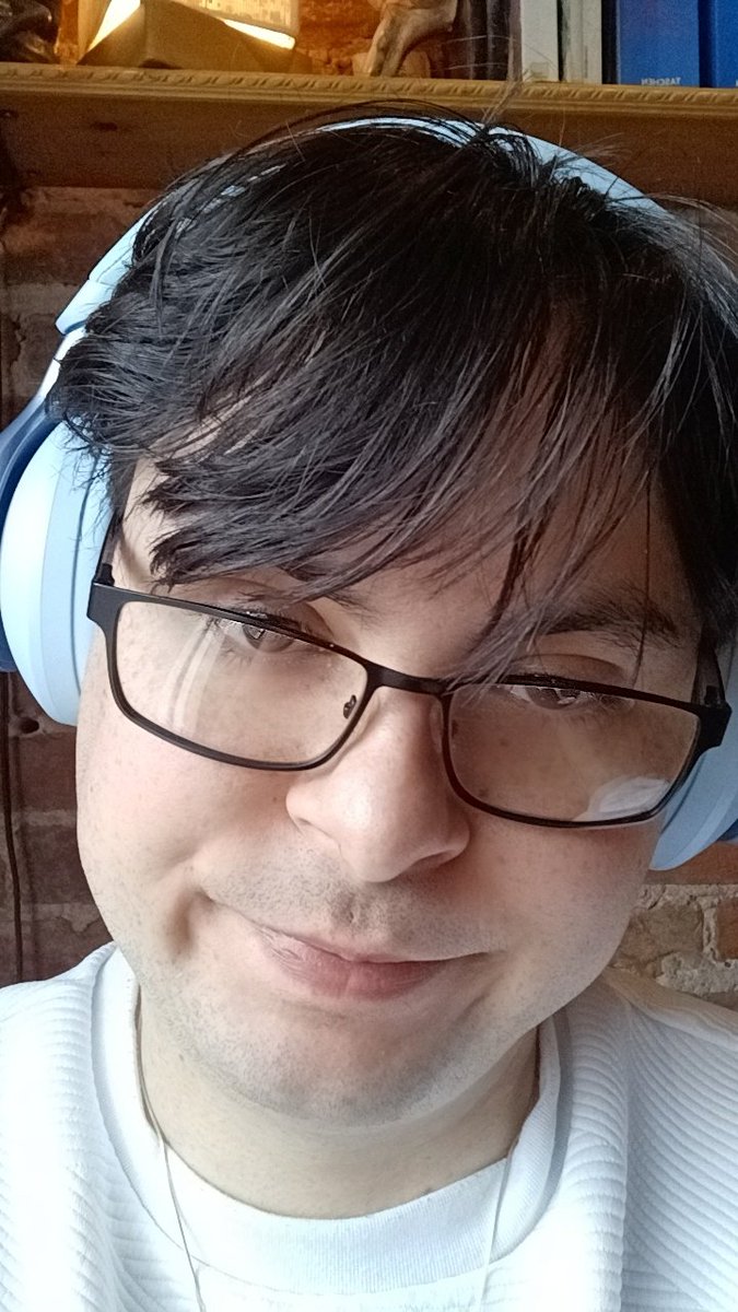 Ell_Unleashed's tweet image. Testing noise cancel on these with a silly face 😛