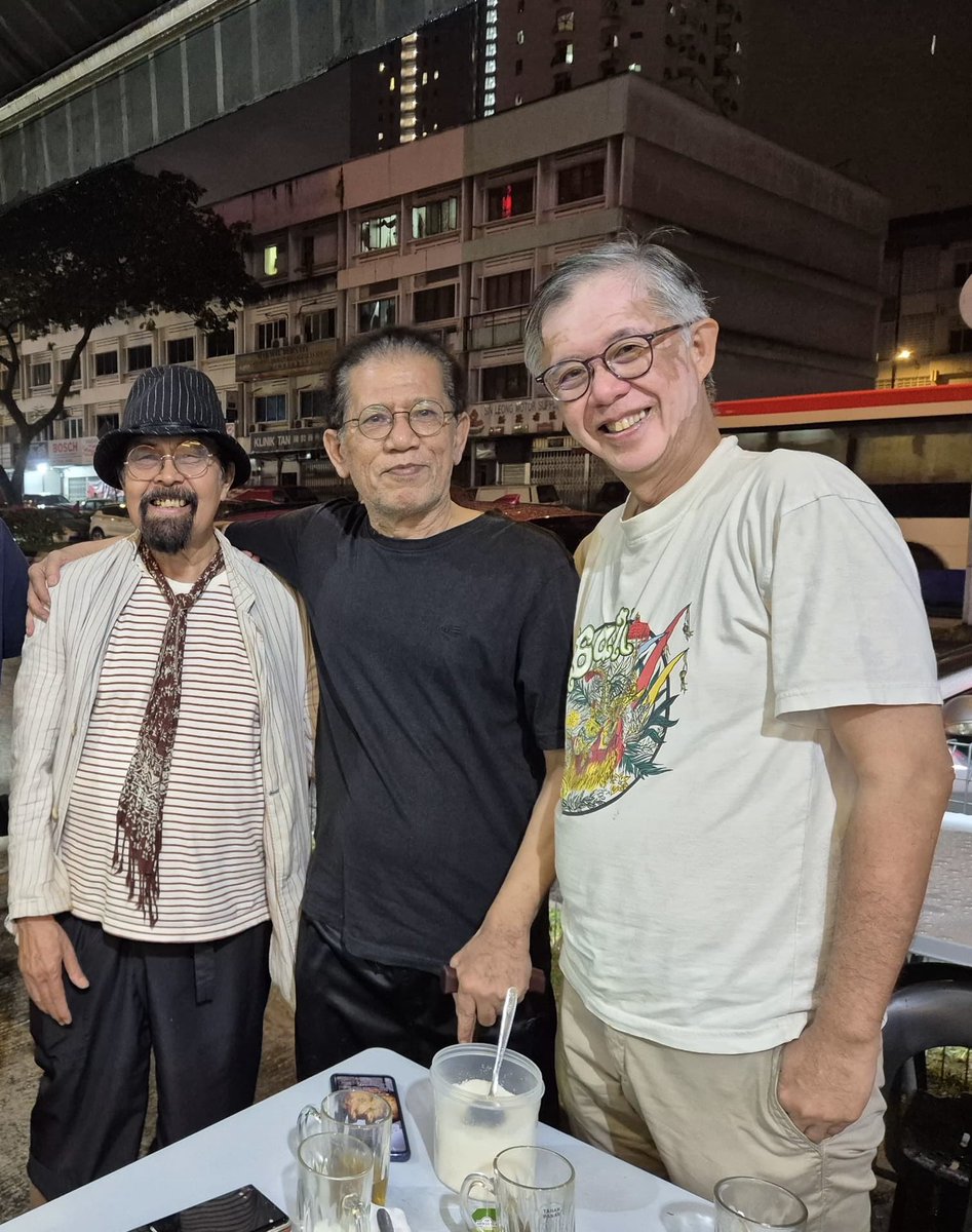 Malik (Tengah) dikenal sbg orang dekat Anwar Ibrahim. Mantan aktivis bertemu dgn Isham (Kiri) dan Tian Chua (Kanan), yang keduanya sangat kritis pada PMX. 

Politik itu seni. Apa selangkah lagi keduanya akan mengubah nada suara? Apa pun, garis kiri <a href="/IshamRais/">Hishamuddin Rais</a> sangat kental. #Idea