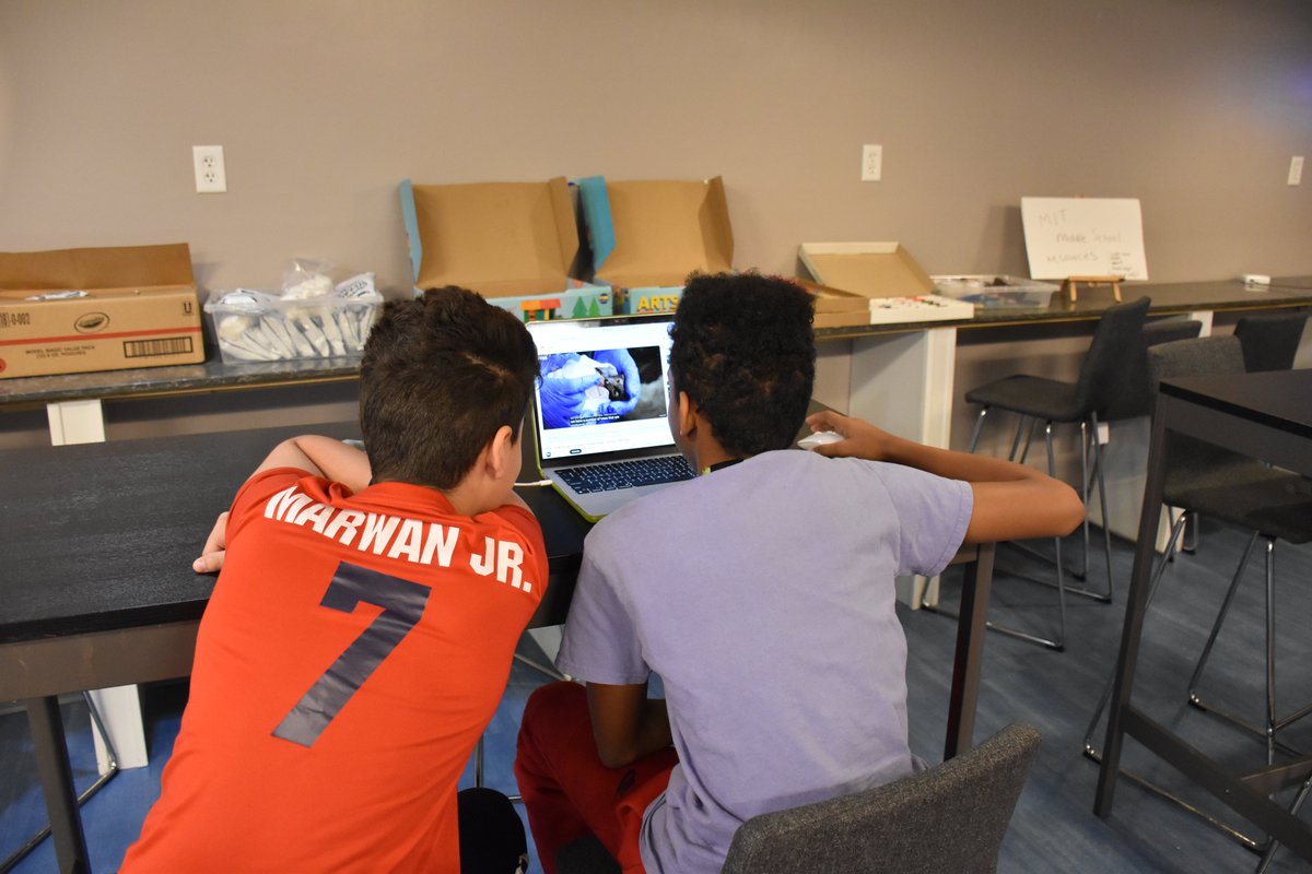 BISCSouthLoop's tweet image. MIT Challenge was a success!
Anjali Chaudhry presented to the secondary school on the importance of reducing our carbon footprint, drawing inspiration from her recent Forbes article: "Carbon Footprint Is Everywhere - Let's Go Beyond The Hype."
#ClimateAction #Sustainability