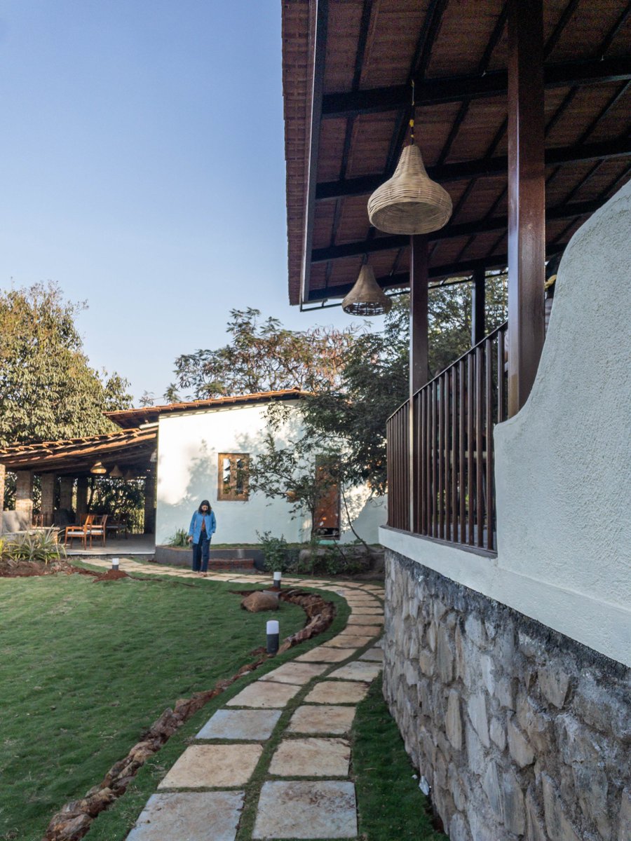 Anahgem_k's tweet photo. The building was designed keeping in mind easy sourcing of materials locally and execution by local teams. The graceful curved edges not only enhance the building's stability and strength but also impart a visual softness and fluidity that I absolutely love! https://t.co/r7w6VtegUS