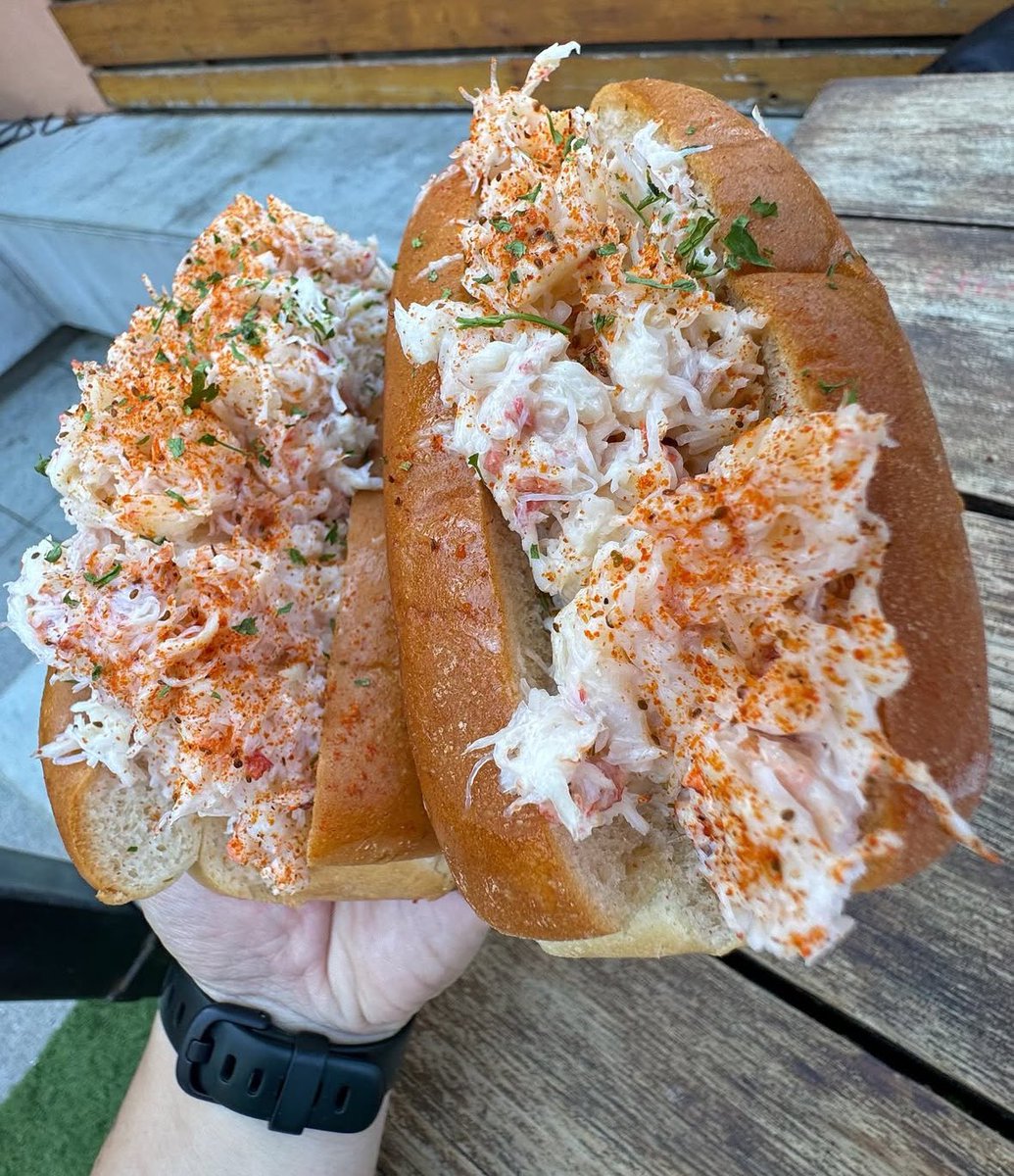 Which roll will you go for?

~ Buttery Maine lobster roll 🦞
~ Peppery Maryland crab roll 🦀