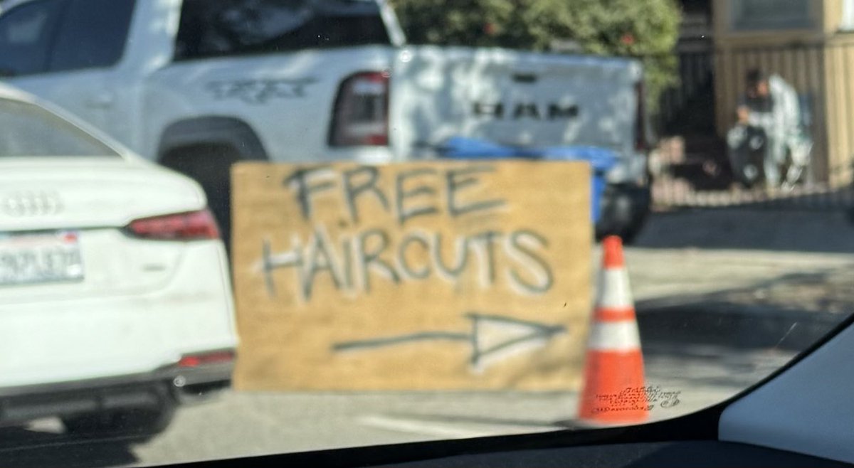 brokensim's tweet photo. Spotted on the way to work. #backinLA https://t.co/EBEKeBMRce