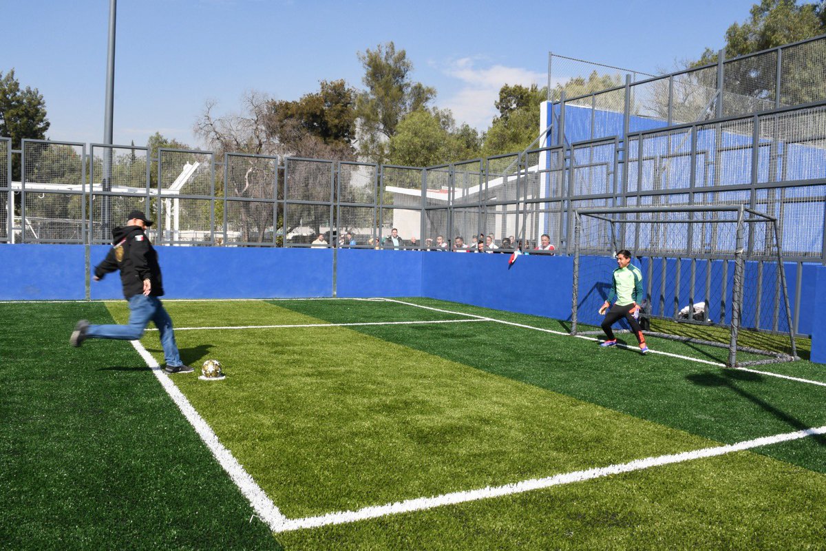 En <a href="/ASAMexico_mx/">Aeropuertos y Servicios Auxiliares</a> avanzamos con acciones que fortalecen la conectividad del país y el bienestar de quienes hacen posible nuestra labor. Esta mañana inauguramos las renovadas instalaciones deportivas de nuestra institución, 
(1/2) 👇