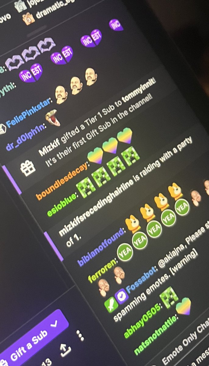 Mizkif just gifted tommyinnit a sub on dreams channel fucking hell 😭