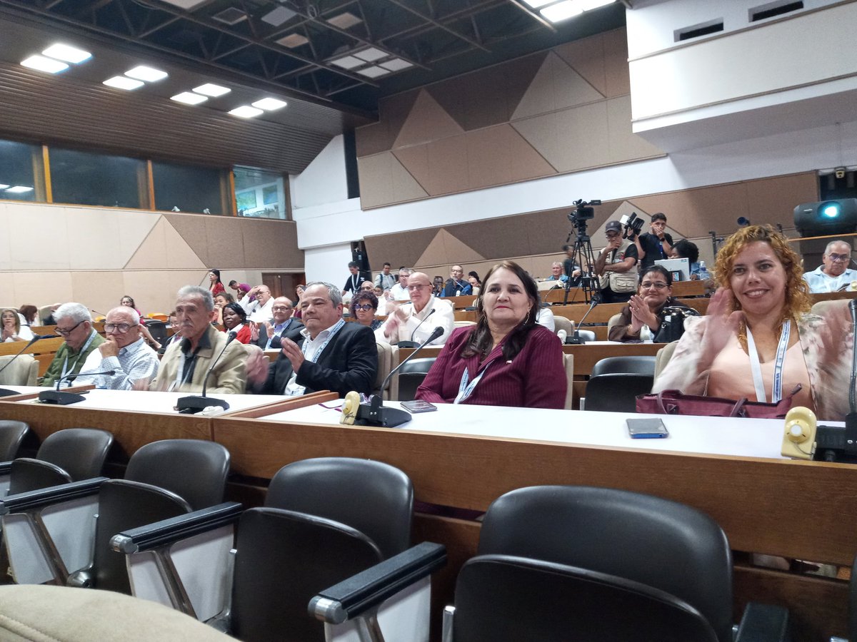 adianez_taboada's tweet photo. Se presenta el libro "Ciencia e Innovación. Procesos sociales para el desarrollo sostenible” en el marco de la #Feria de #Innovación para el #Desarrollo #JuntosSomosCiencia @citmacuba
@ArmandoRguezB
@cruz_dayamy https://t.co/DMHdQ4HQkG