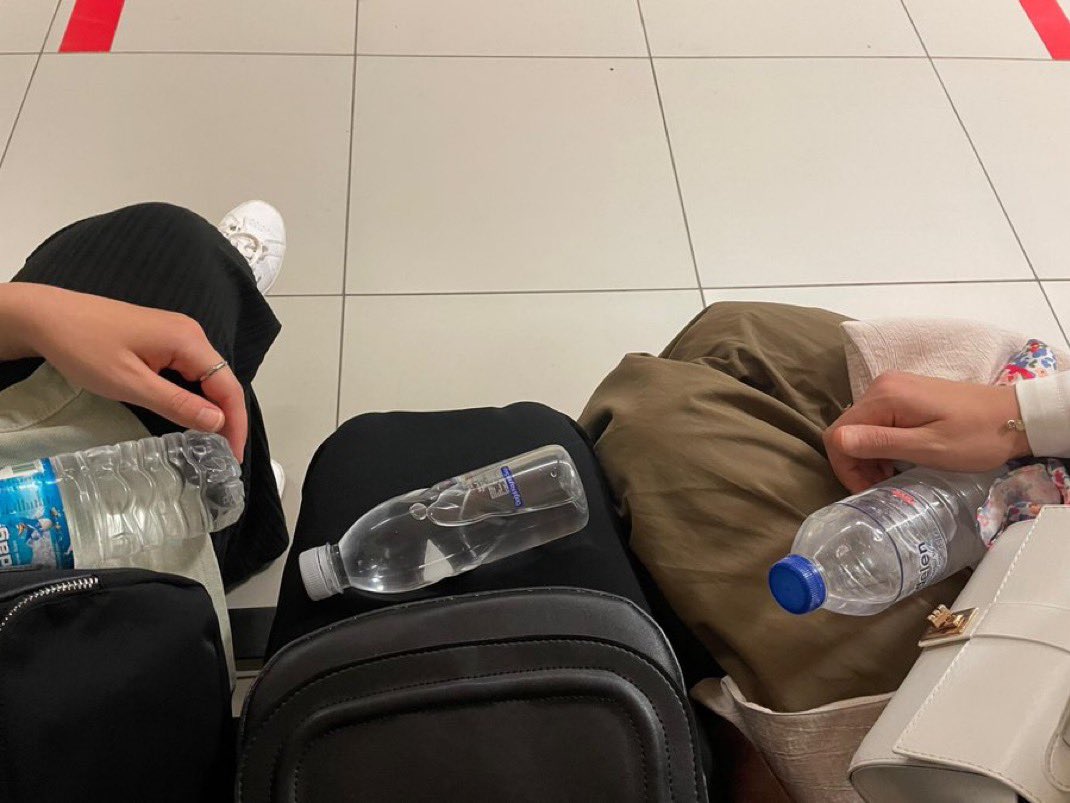 kızlar 
Ve
çantalarına
sığmayan 
suları