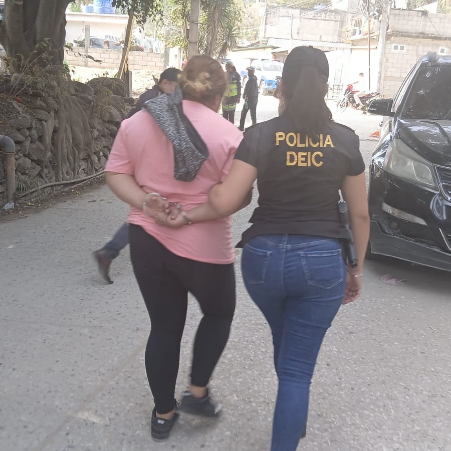 PNCdeGuatemala's tweet photo. 🧵También fue detenida Estefany “N”, de 24 años, porque en la vivienda tenía un Tucán y una Guacamaya, aves que quedan en resguardo de CONAP. Estefany “N”, es esposa de Benjamín “N”. https://t.co/kzK8Nzc8XZ
