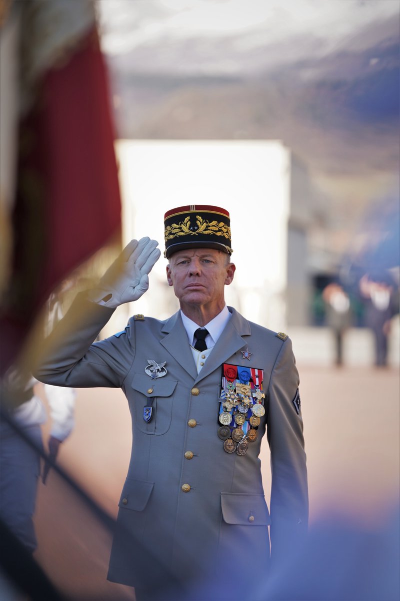 4RCh_Gap's tweet image. Le général Benoît Aumônier, « Père de l’Arme », en visite au 4e RCh, a remis à notre étendard la fourragère de la Croix de la Valeur militaire.
Cette fourragère récompense la bravoure et le courage de nos cavaliers des cimes en Afghanistan, en Centrafrique et au Sahel.