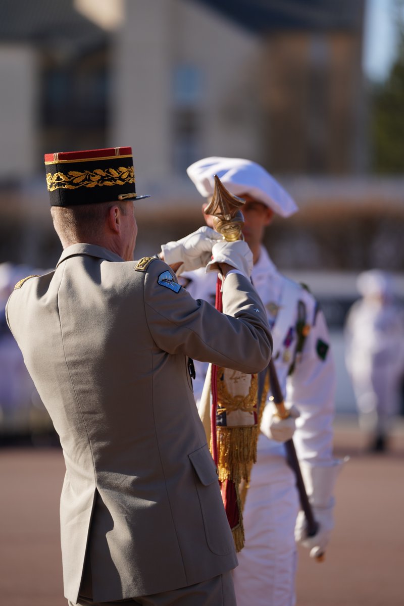 4RCh_Gap's tweet image. Le général Benoît Aumônier, « Père de l’Arme », en visite au 4e RCh, a remis à notre étendard la fourragère de la Croix de la Valeur militaire.
Cette fourragère récompense la bravoure et le courage de nos cavaliers des cimes en Afghanistan, en Centrafrique et au Sahel.