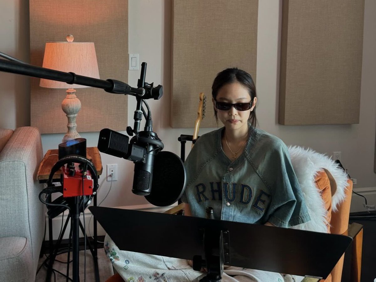 jnsource's tweet photo. jennie in the studio https://t.co/VC595PMF94