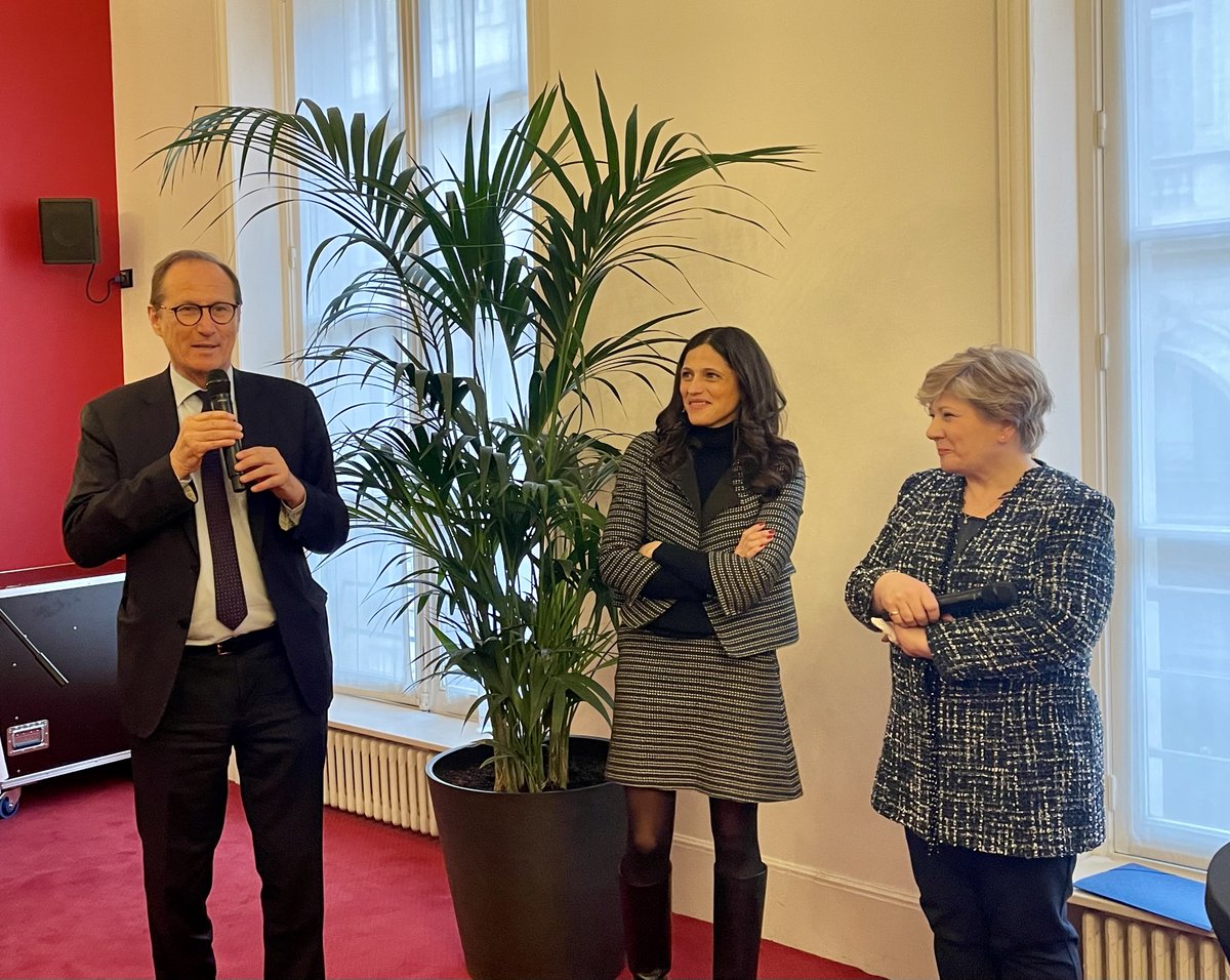 AN_AfEtr's tweet photo. Aujourd’hui, le bureau de la commission des  affaires étrangères a rencontré une délégation de la commission des affaires étrangères de la House of Commons pour un déjeuner de travail et d’échanges. 🇫🇷🤝🇬🇧

#affairesétrangères https://t.co/RPuI2wydKY
