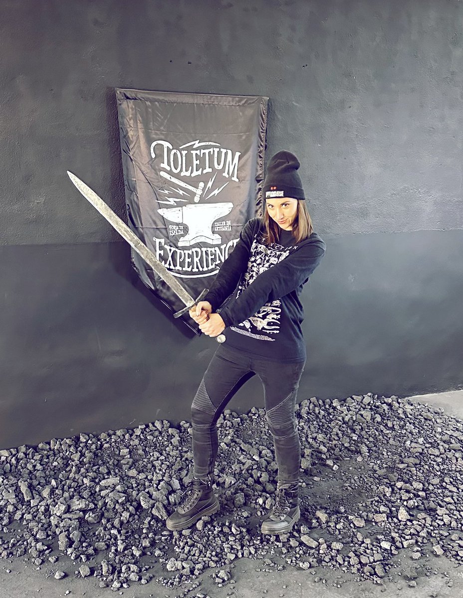 Pixelskaya's tweet photo. Maravilla de día hemos pasado en #ToletumExperience gracias a @PLAION_ES para ponernos en la piel de Henry de Skalitz antes del lanzamiento de @KingdomComeRPG ⚔️🛡️ No creo que mi espada la comprara Sir Radzig, eso sí 🥲
#KingdomComeDeliverance2 #KCD2 https://t.co/8DRguz62eL
