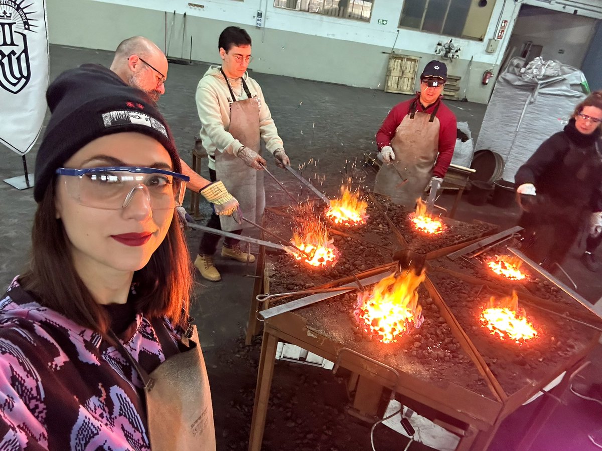 Pixelskaya's tweet photo. Maravilla de día hemos pasado en #ToletumExperience gracias a @PLAION_ES para ponernos en la piel de Henry de Skalitz antes del lanzamiento de @KingdomComeRPG ⚔️🛡️ No creo que mi espada la comprara Sir Radzig, eso sí 🥲
#KingdomComeDeliverance2 #KCD2 https://t.co/8DRguz62eL