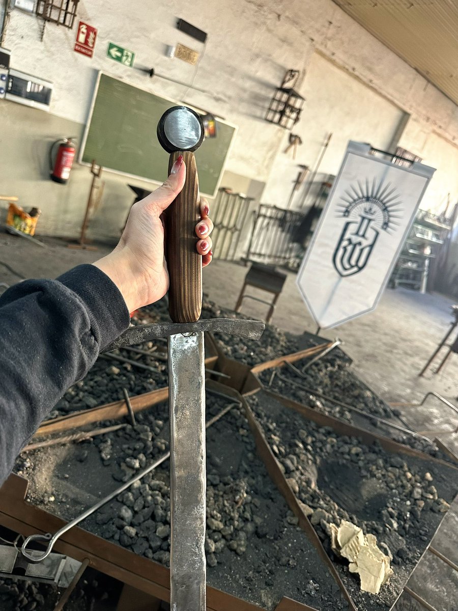 Pixelskaya's tweet photo. Maravilla de día hemos pasado en #ToletumExperience gracias a @PLAION_ES para ponernos en la piel de Henry de Skalitz antes del lanzamiento de @KingdomComeRPG ⚔️🛡️ No creo que mi espada la comprara Sir Radzig, eso sí 🥲
#KingdomComeDeliverance2 #KCD2 https://t.co/8DRguz62eL