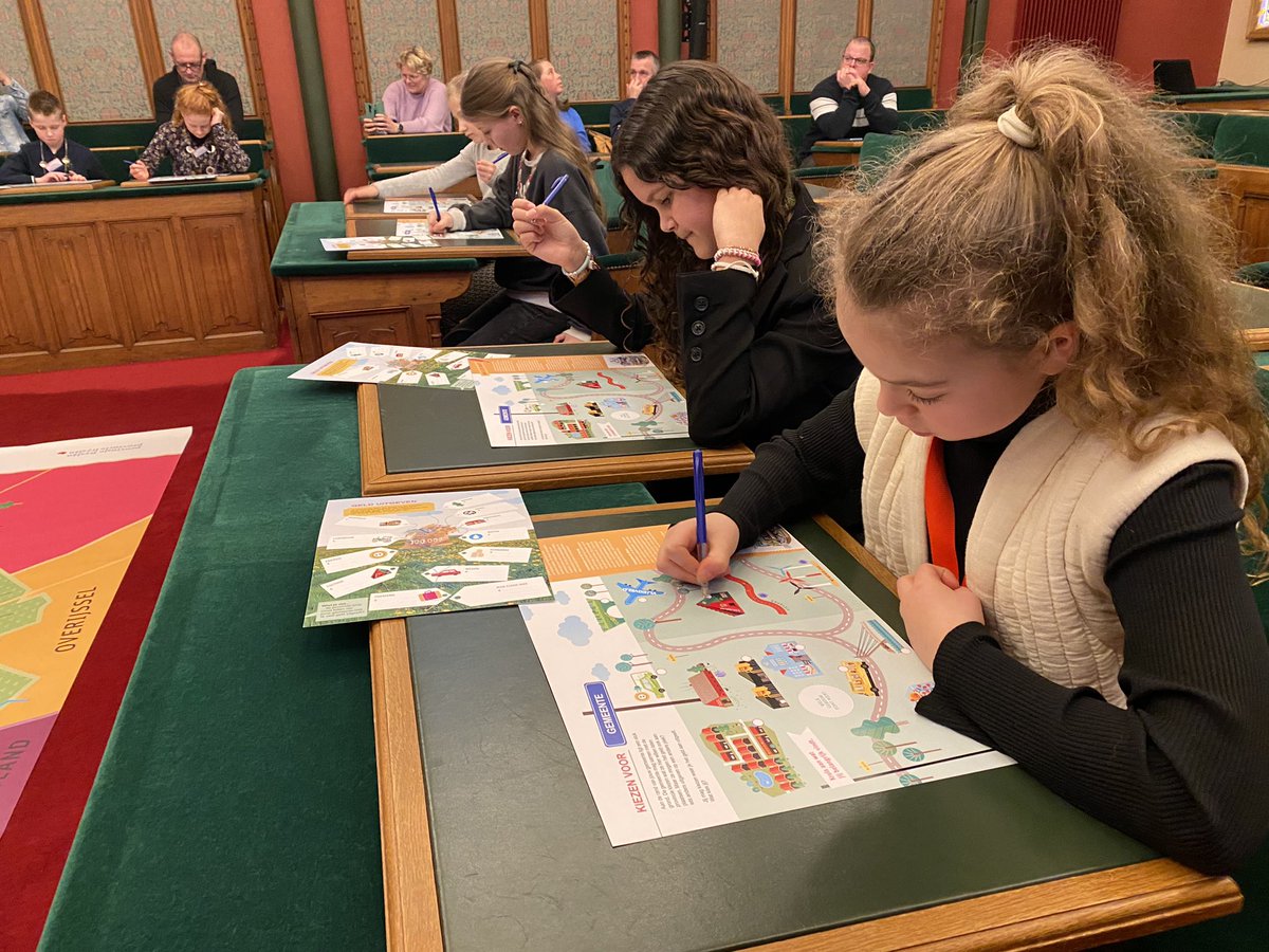 cdkfryslan's tweet photo. Sjoch ris! Tsien berneboargemasters op besite op it provinsjehûs. Leuke petearen oer wat se dogge, wat se dwaande hâld en wat se wichtich fine foar de takomst fan #Fryslân Noflik wenjen, feilige fytspaden, natoer en gjin fleanfjilden derby bygelyks. @provfryslan https://t.co/IkJgZpylG0