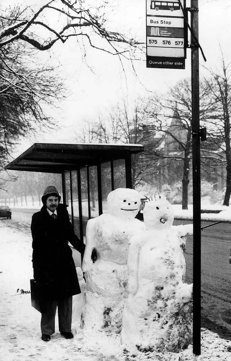 GroomB's tweet photo. Snowy bus stop, Bolton, January 1986 (Daily Mirror). https://t.co/XkfQBCUueT