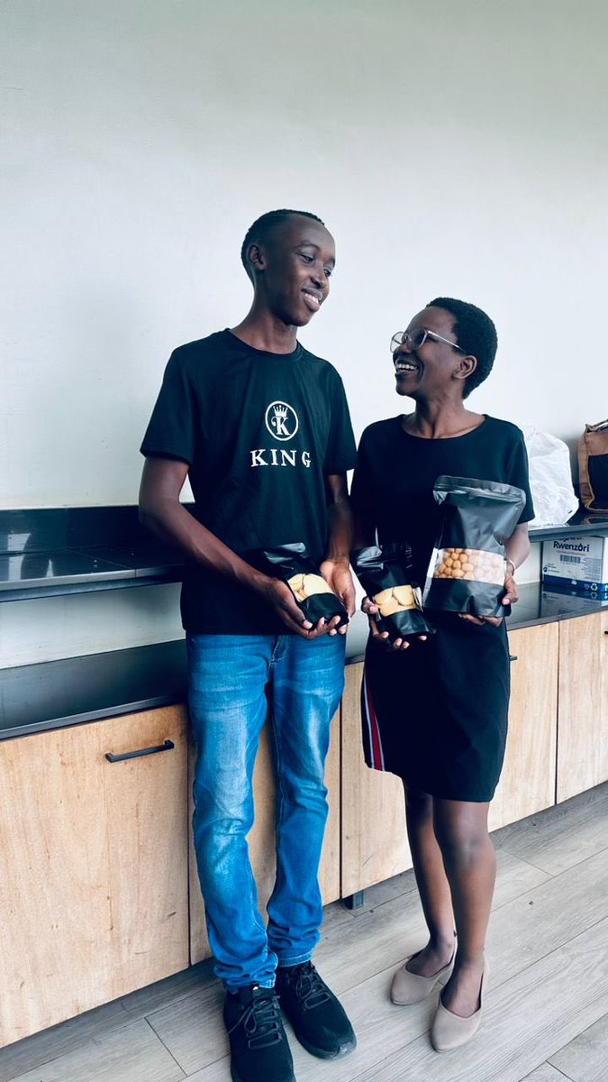 KingzPastry1's tweet photo. Good evening my loving https://t.co/yKQ28t6FAl time has begun and I know your children want some treats.And my daddies and cookies will be the best delicacies. Just at 15000 Ugandan shillings. Love you all Chef Morgan out . https://t.co/XIQlyPqH2r