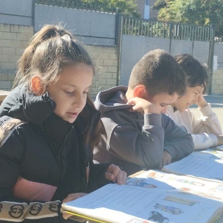 ceipbenito's tweet photo. Alumnado de 2° de primaria, aprovechando el sol del invierno en nuestra Aula Verde, espacio abierto donde nuestro alumnado trabaja de forma diferente. @BibliotecasMlg @EducaAnd @RedBECREA https://t.co/wlPy1IoelT