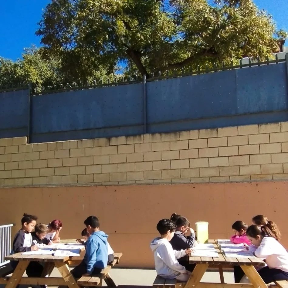 ceipbenito's tweet photo. Alumnado de 2° de primaria, aprovechando el sol del invierno en nuestra Aula Verde, espacio abierto donde nuestro alumnado trabaja de forma diferente. @BibliotecasMlg @EducaAnd @RedBECREA https://t.co/wlPy1IoelT