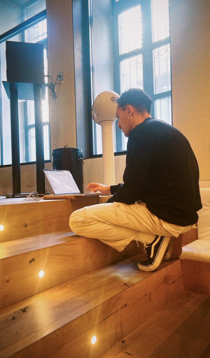 Ilusión es ver como tu banda favorita está terminando un disco y no poder tener mas ganas de volver a verles en directo 🎤🎶♥️
Cada vez queda menos.....🥰
#misscaffeina #albertocaffeina