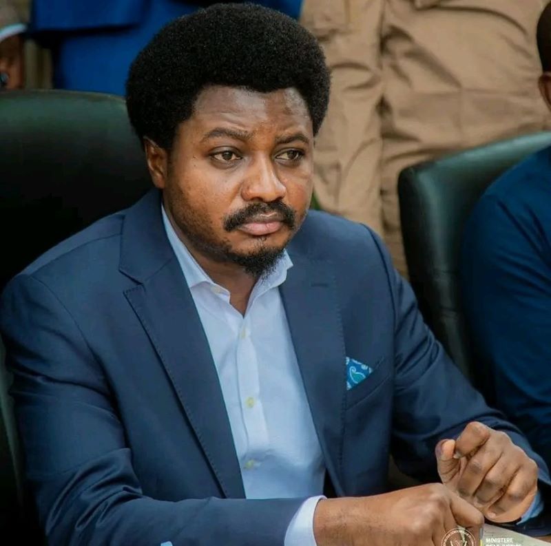 Mwamba Huyu Hapa!

Jina lake alilopewa na wazazi wake ni Constant mwana wa Mutamba Waziri  wa Sheria wa Jamhuri ya Kidemokrasia ya watu wa Kongo.

Alipoingia madarakani alipitisha sheria ya hukumu ya kifo kwa yeyote atakayepatikana na hatia ya kuua kwa kukusudia.

Thread:⬇️