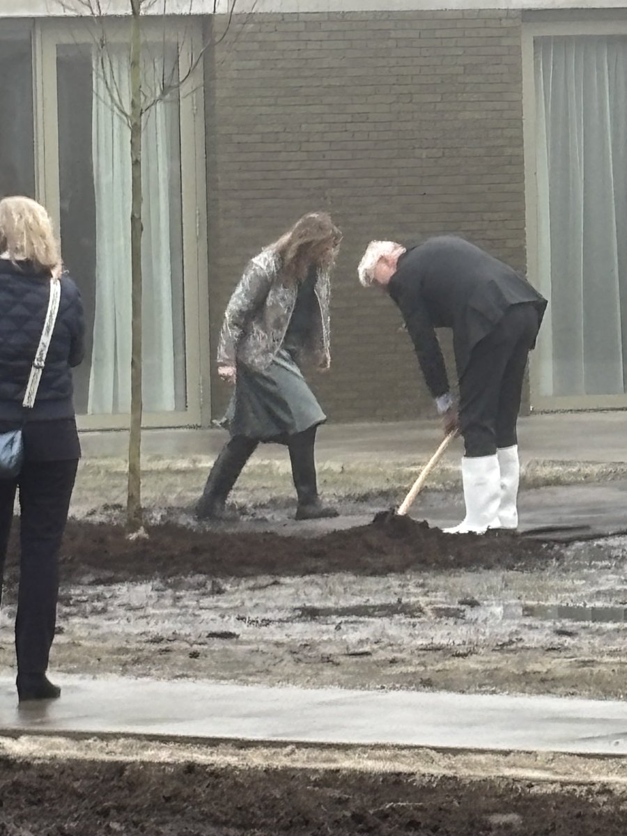 #Assen #GGZ Drenthe #Burgemeester Marco Out en directeur Bedrijfsvoering Hilda van der Hek openen de nieuwe Kliniek Acute Zorg van #GGZ Drenthe door het planten van een boom.