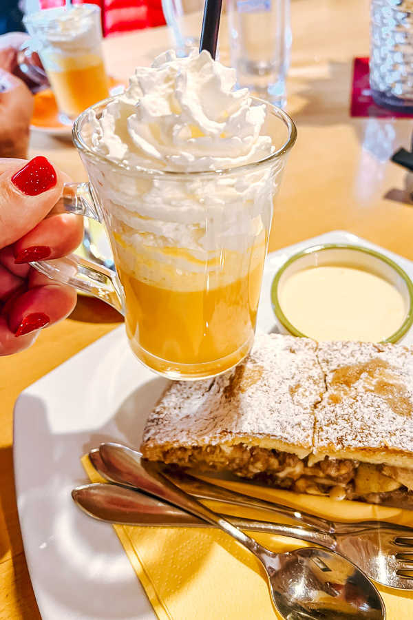 Bombardino to gorący koktajl, który łączy w sobie likier jajeczny (np. włoski Vov lub nasz swojski ajerkoniak) z brandy, rumem lub whisky, a całość wieńczy czapa bitej śmietany. Wersja z dodatkiem espresso nosi nazwę Calimero, z rumem – Pirata, a z whisky – Scozzese.