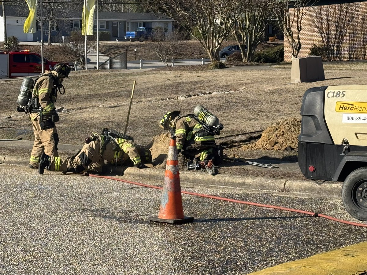 The Fayetteville Fire Department is currently on scene of an active gas leak on Briar Circle off Owen Drive. There is no danger to residents, however, you may notice a lingering smell of gas in the area. 

#ffd #hazmat #shiftlife