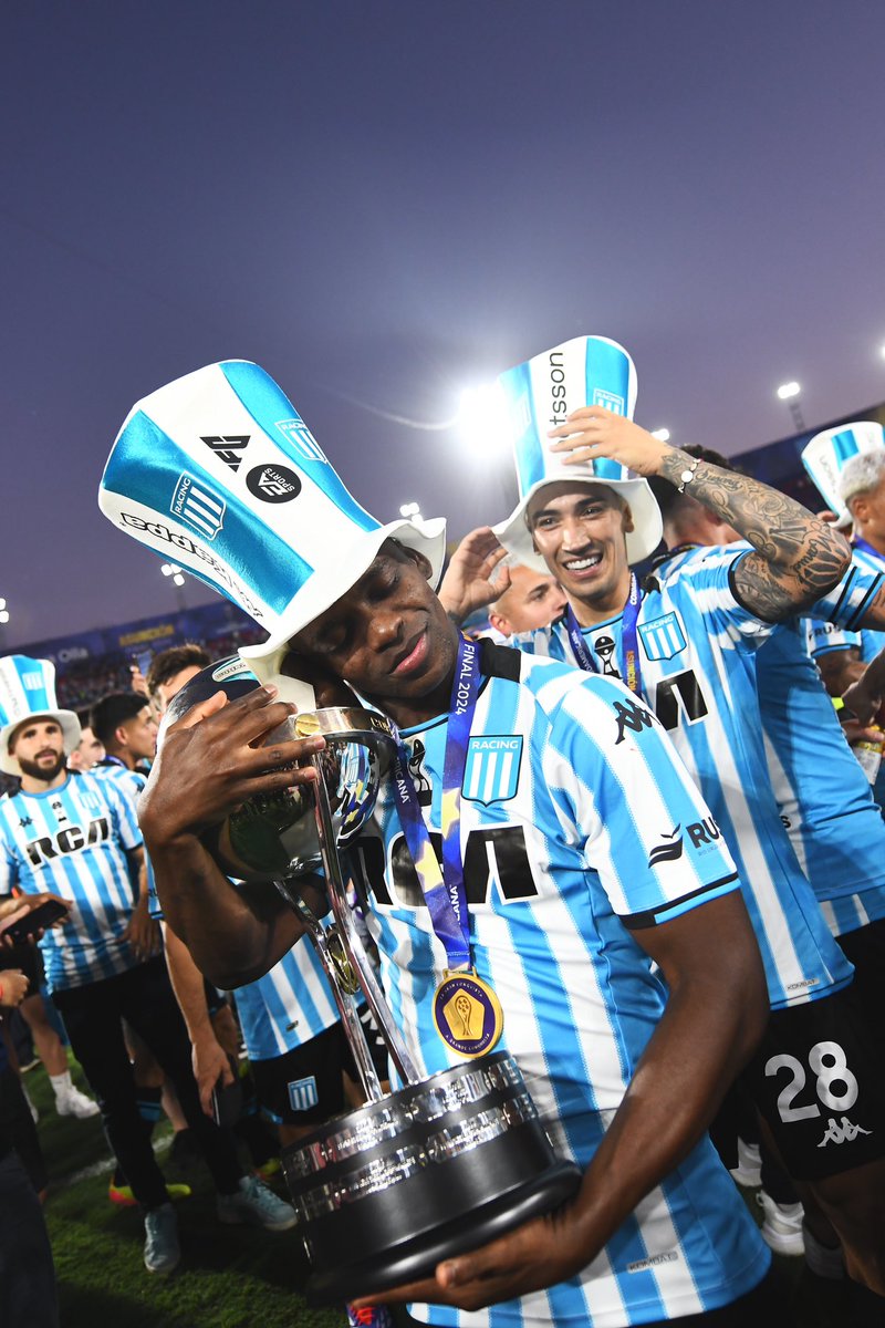 juampideluca_'s tweet photo. CONFIRMADO: Johan Carbonero deja #Racing y jugará en #InterSC.
El colombiano está en Brasil para pulir los últimos detalles de la transferencia, que será a préstamo por un año, con cargo y opción de compra. https://t.co/Wq6mUtgfUp
