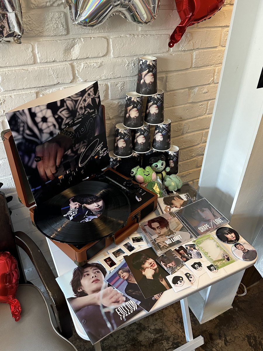 sonyeonuni's tweet photo. 📍틈이있는곳
이제 8년차 휀걸되니까 자연스럽게
한 2~3년 전부터 생카 안 가는데 
저번주에 약속 있어서 홍대 갔다가 형오니 배너
발견하고 홀린듯이 들어가서 포장해옴🐢💚

#에이치원_분위기_띄워
#HAPPY_HYUNGWON_DAY
#형원 #MONSTA_X https://t.co/jcLeTwAJzR