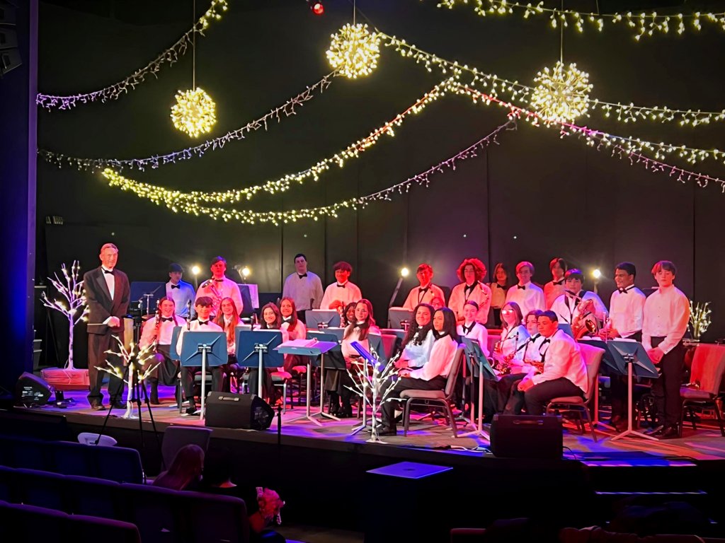 WeareMiddletown's tweet photo. MHS: Last night MHS's band, directed by Phil Statser closed out the Holiday Band Concert that was rescheduled. Such a beautiful performance by some very talented kids! #WeAreMiddletown #IslanderPRIDE https://t.co/hN8CTi83iF