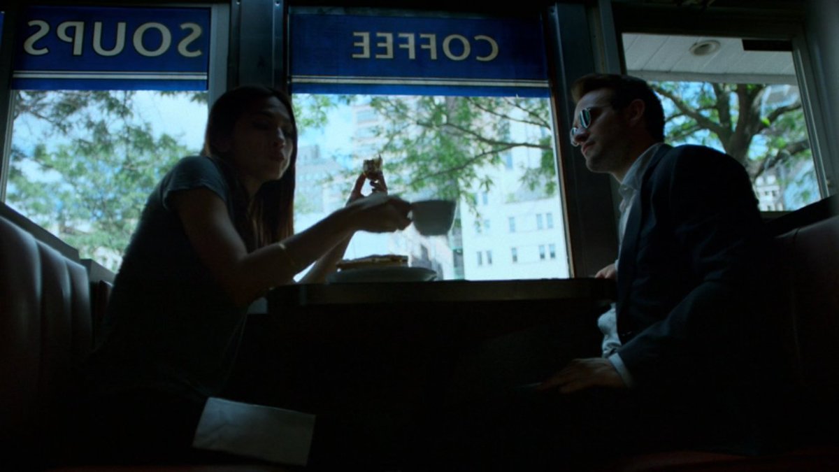 Matt tomándose un cafecito con Wilson Fisk en la misma cafetería en la que se juntaba con Elektra en la temporada 2 #Daredevil #DaredevilBornAgain