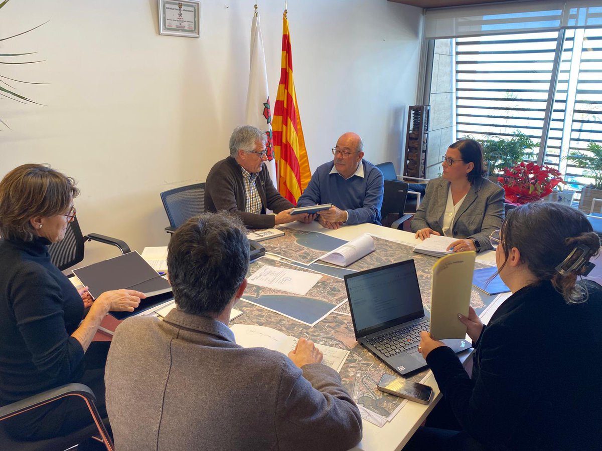 portsgencat's tweet photo. El president de #PortsGeneralitat, Manel Nadal, es reuneix amb l'alcalde de #Roses, Josep M. Martínez, i també visita el port pesquer per explicar les futures actuacions vinculades al municipi i a la dàrsena pesquera. https://t.co/uD6ch3v7xu