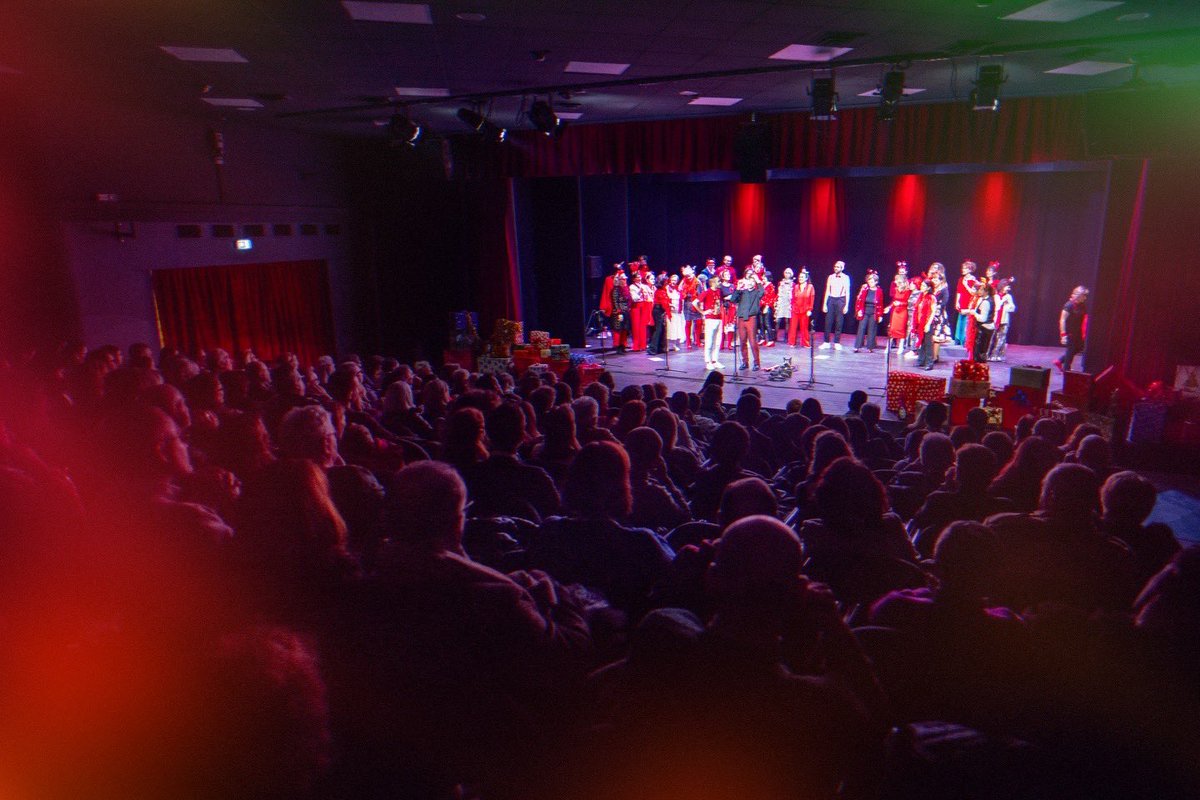 dariodeemusic's tweet photo. Questa settimana “A Special Christmas With…” è tornato in soffitta. 9 indimenticabili appuntamenti tra Roma, Barletta, Bassano del Grappa e dintorni ❤️. Tantissimo pubblico: “Grazie per questa felicità” - “Vi ascolterei per ore” (1) https://t.co/fMCdz73I2h