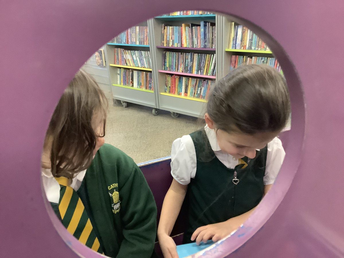StMarysRCSch's tweet image. Dosbarth Pysgodyn Enfys enjoyed their library visit this afternoon. Thank you to all our parent helpers. #ChepstowLibrary