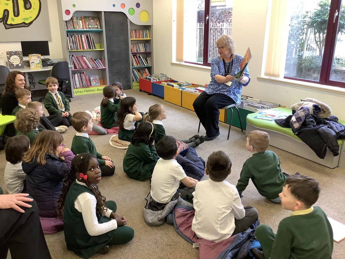 StMarysRCSch's tweet image. Dosbarth Pysgodyn Enfys enjoyed their library visit this afternoon. Thank you to all our parent helpers. #ChepstowLibrary