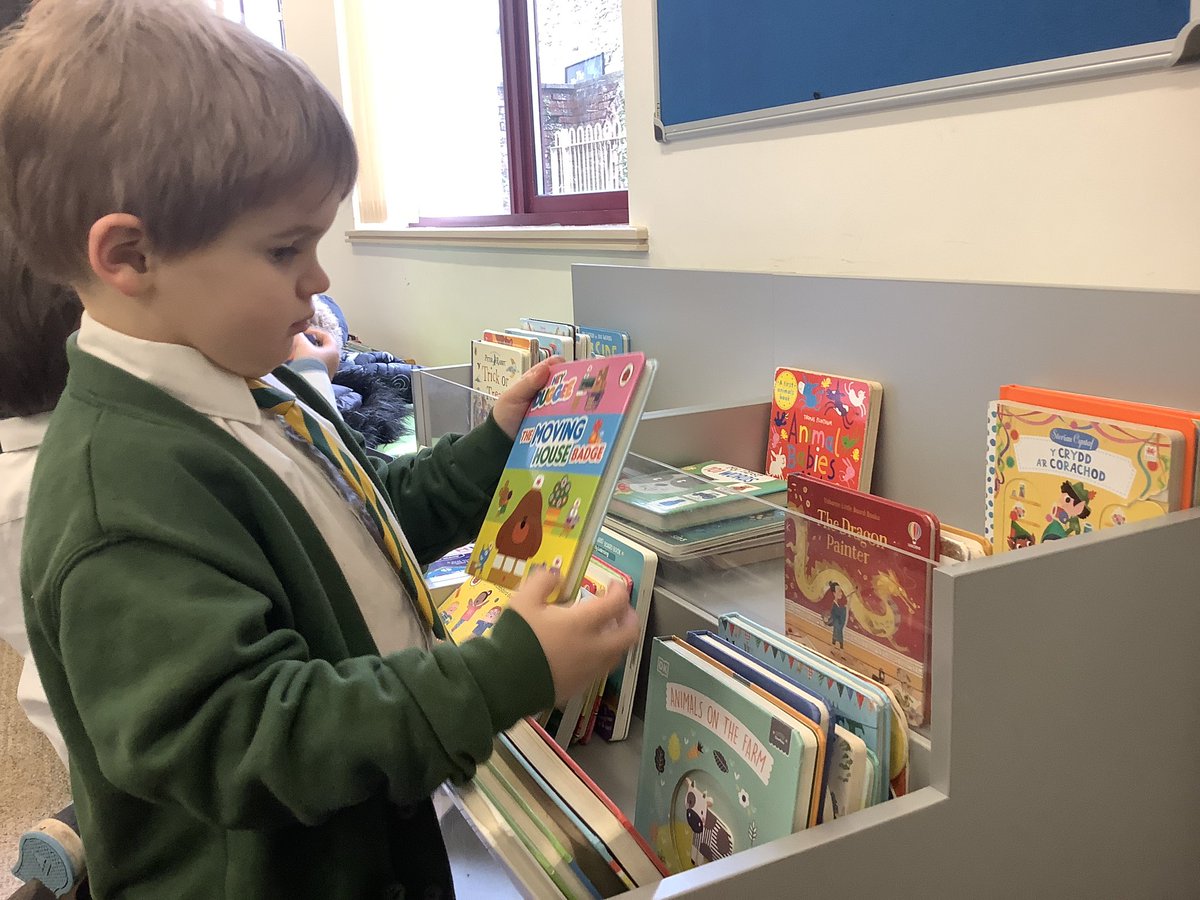StMarysRCSch's tweet image. Dosbarth Pysgodyn Enfys enjoyed their library visit this afternoon. Thank you to all our parent helpers. #ChepstowLibrary
