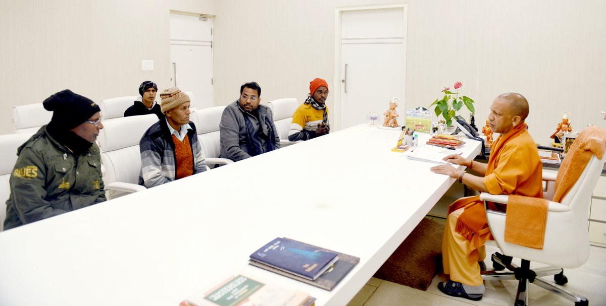 myogioffice's tweet photo. मुख्यमंत्री श्री @myogiadityanath जी महाराज से आज लखनऊ में जनपद गोरखपुर के चौरी चौरा विधान सभा क्षेत्र के माननीय विधायक ई. सरवन निषाद जी ने शिष्टाचार भेंट की।

इस अवसर पर श्री अनिल निषाद जी, श्री शिवनाथ निषाद जी, श्री शिव चरण चौधरी जी एवं श्री रोहित चौधरी जी भी उपस्थित रहें। https://t.co/Wuk4SiE9xs