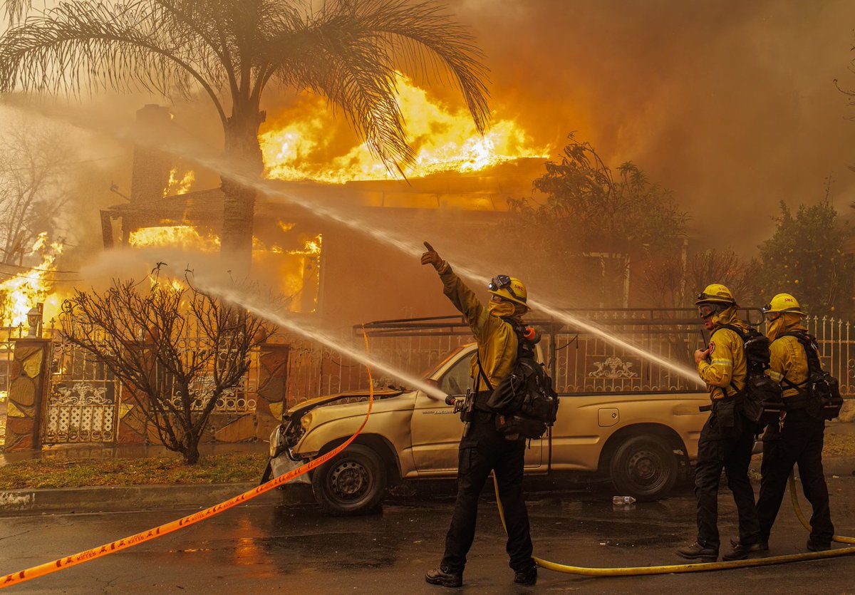 Firefighters from San Marcos, CA strike team on Glenrose Ave, #Altadena #EatonFire 
#canonusa #Altadenafires #AltadenaFire #CaliforniaOnFire #CaliforniaWildfires #californiafires #Pictureoftheday #Photomode #PHOTOS #photographer #photograghy <a href="/SMFD/">San Marcos Fire Dept</a> <a href="/CityofSanMarcos/">San Marcos</a> #firefighters