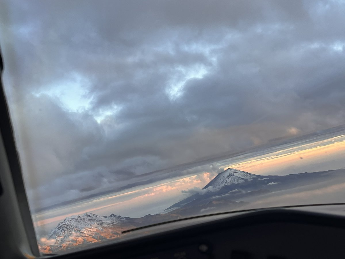capjowy's tweet photo. SLI-374 MMMX-MMTP CLIMB VIA TEVOS2A to FL290 Atardecer con los Volcanes Nevados en la Cúspide Hermosas Vistas desde la oficina más chida del mundo #embraer #ERJ190 #aeromexico #borntofly #flightcrewlife #pilotlife #lovemyjob https://t.co/h7Ey9V0QrV