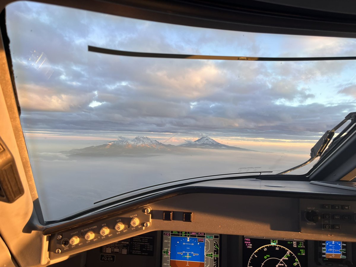 capjowy's tweet photo. SLI-374 MMMX-MMTP CLIMB VIA TEVOS2A to FL290 Atardecer con los Volcanes Nevados en la Cúspide Hermosas Vistas desde la oficina más chida del mundo #embraer #ERJ190 #aeromexico #borntofly #flightcrewlife #pilotlife #lovemyjob https://t.co/h7Ey9V0QrV