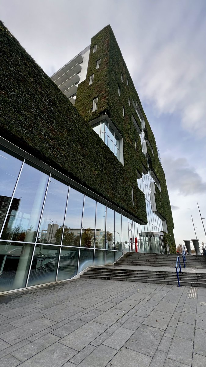 Op last van de burgemeester worden 3 panden aan de Roermondsestraat in Venlo voor tenminste 3 maanden gesloten. De burgemeester nam dit besluit na overleg met politie en justitie. Het gaat om een kapperszaak, een bovenwoning en een supermarkt. Lees meer: nu.venlo.nl/nieuws/burgeme…