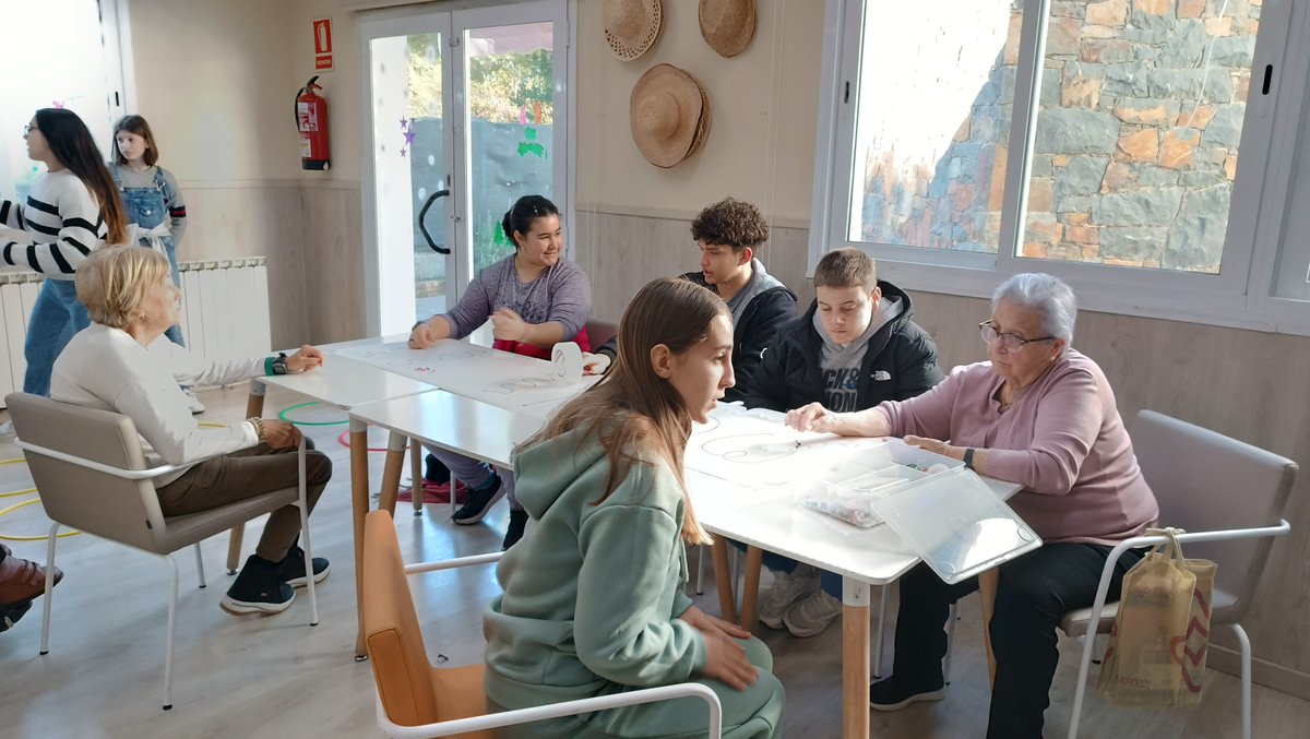 vilallengua's tweet photo. L'alumnat de 2n d'ESO A i C de l'@INS_Vilamajor ha fet una visita a la residència Sauleda per passar una bona estona amb els avis i àvies! 😍🤓😊 #experiències #gentgran #projectes https://t.co/VYJ41t4snc
